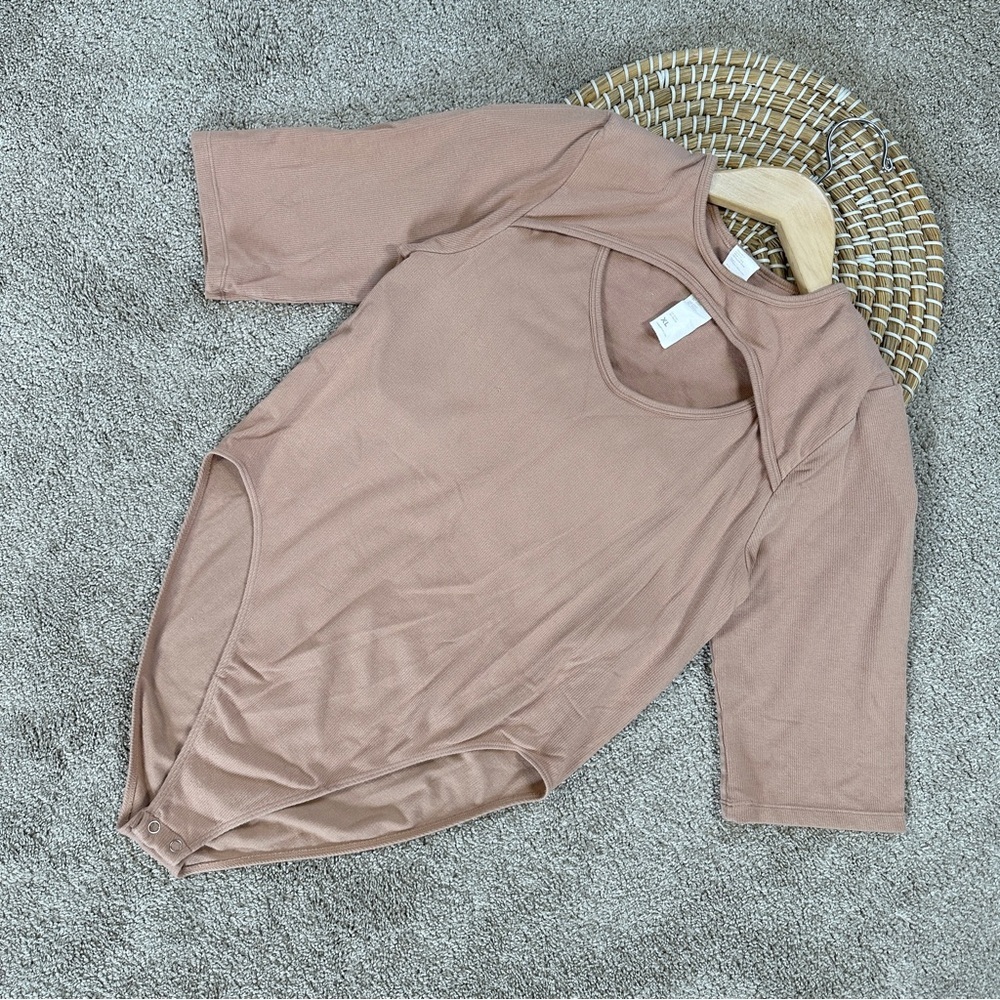Fabletics Women’s Finely Cutout Seamless Bodysuit Ribbed Shortsleeve Desert XL - Picture 3 of 15